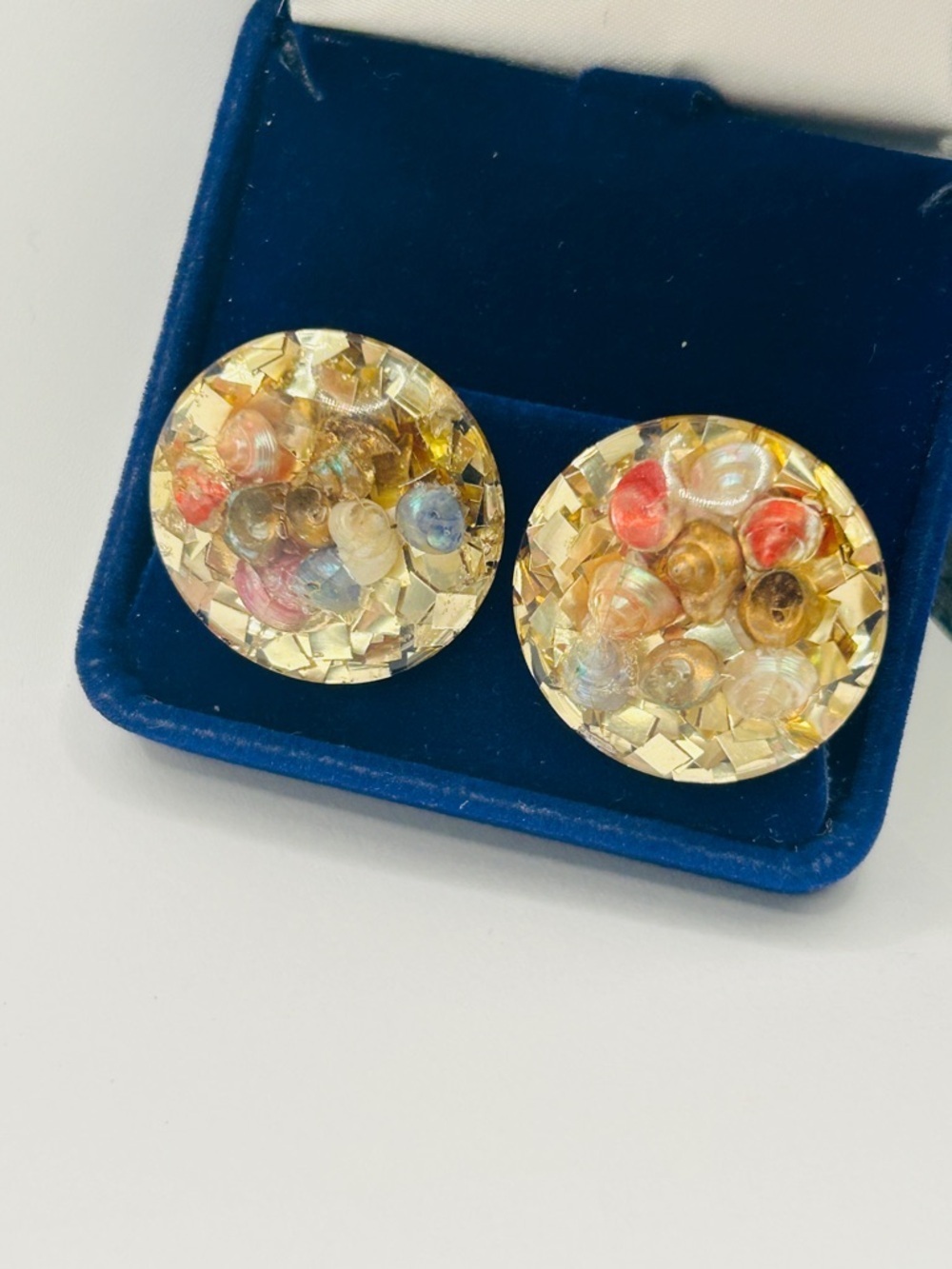 Vintage Gold Flake Resin Shell Accent Round Clip-On Earrings - Multicolor​​